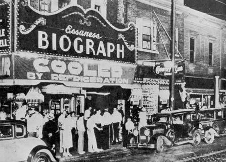 Crowd gathered outside the Biograph Theater after Dillinger's death