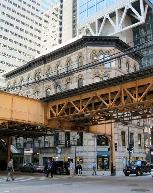 Wells St. elevation obstructed by EL tracks